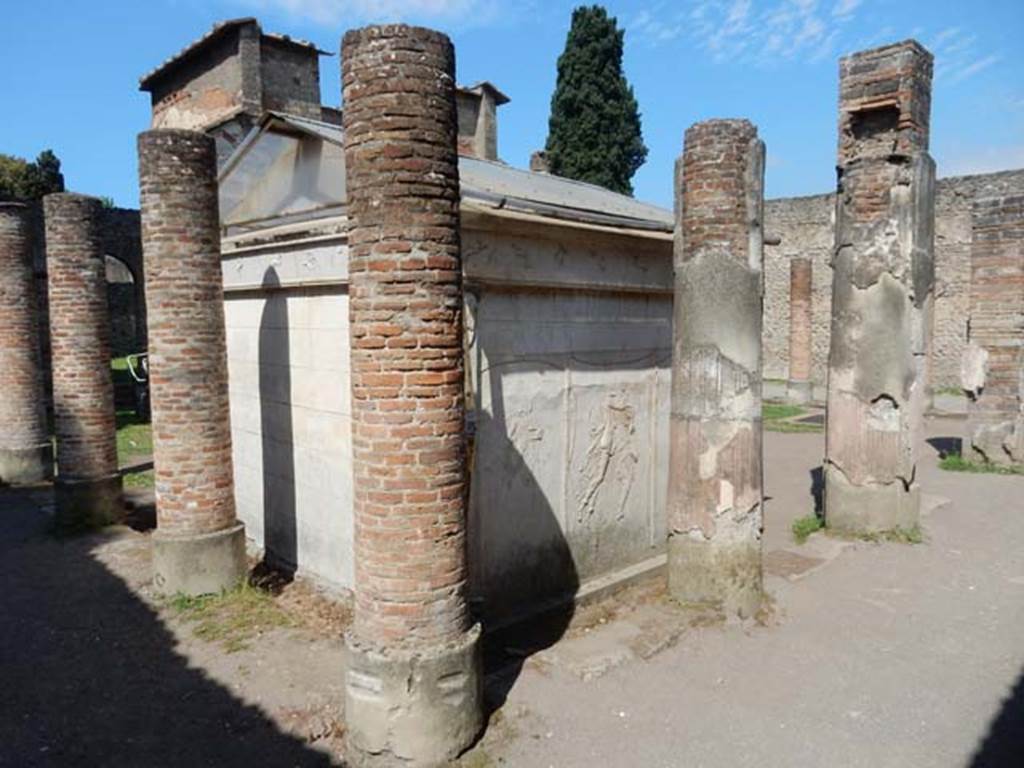 VIII.7.28, Pompeii. May 2015. Purgatorium and south-east corner of portico. 
Photo courtesy of Buzz Ferebee.

