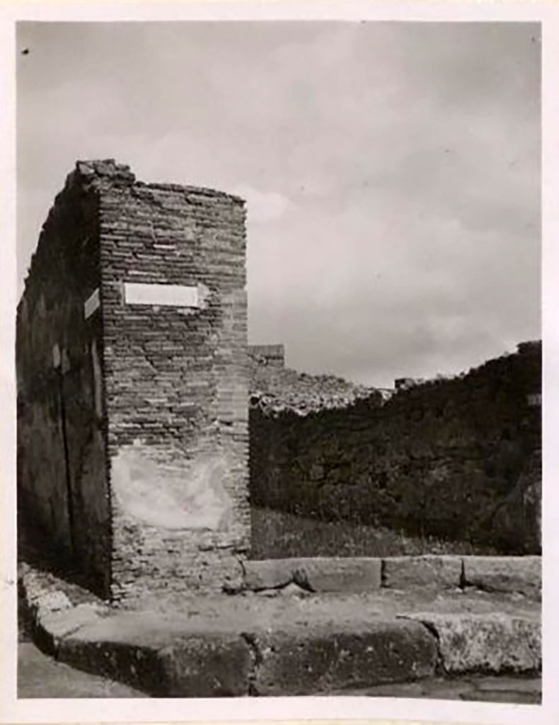 IX.1.1 Pompeii. Pre-1943. Looking east on Via Stabiana to entrance doorway on corner of Vicolo di Balbo, on left.
Photo by Tatiana Warscher.
See Warscher, T. Codex Topographicus Pompeianus, IX.1. (1943), Swedish Institute, Rome. (no.1), p. 9.
