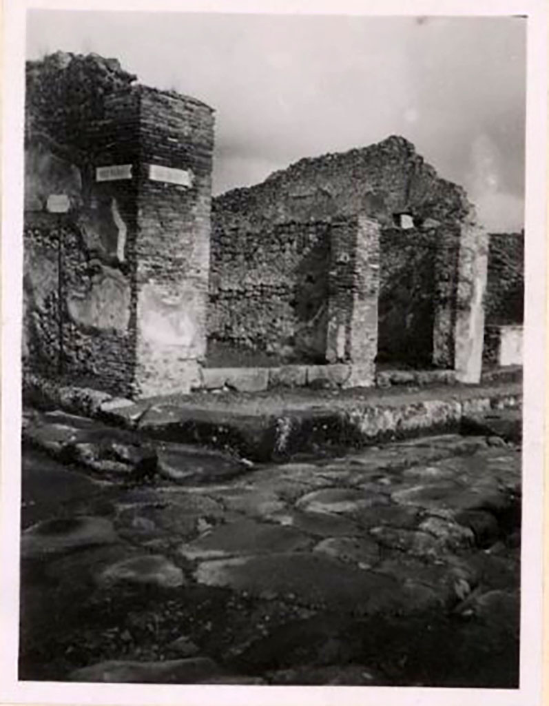 IX.1.1 and IX.1.2 Pompeii. Pre-1943. Entrance doorways on east side of Via Stabiana. Photo by Tatiana Warscher.
See Warscher, T. Codex Topographicus Pompeianus, IX.1. (1943), Swedish Institute, Rome. (no.2), p. 9.
