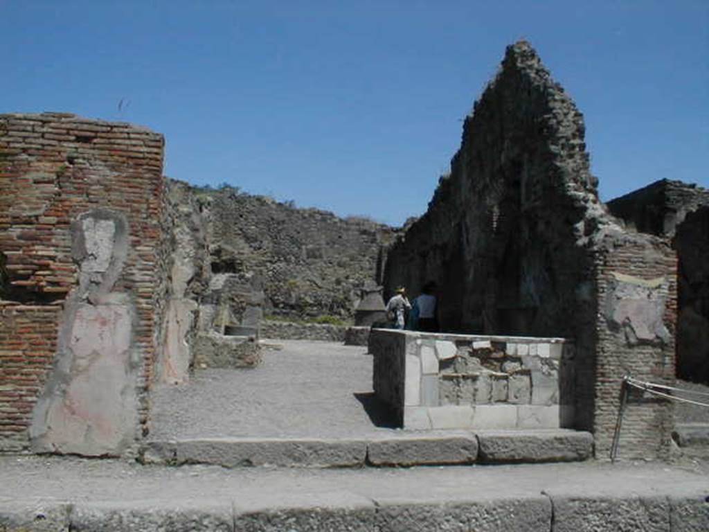 IX.1.3 Pompeii. May 2005. Entrance. In February 1852, found painted in red and black, on the pilaster between IX.1.3 and IX.1.4 (on the right)
was the graffito:  
Holconium
Priscum  d(ignum)  r(ei)  p(ublicae  II v(irum)
Iuvenum  Frug[i]
tiu[s    [CIL IV 943]
See Pagano, M. and Prisciandaro, R., 2006. Studio sulle provenienze degli oggetti rinvenuti negli scavi borbonici del regno di Napoli.  Naples : Nicola Longobardi. (p.167) 
