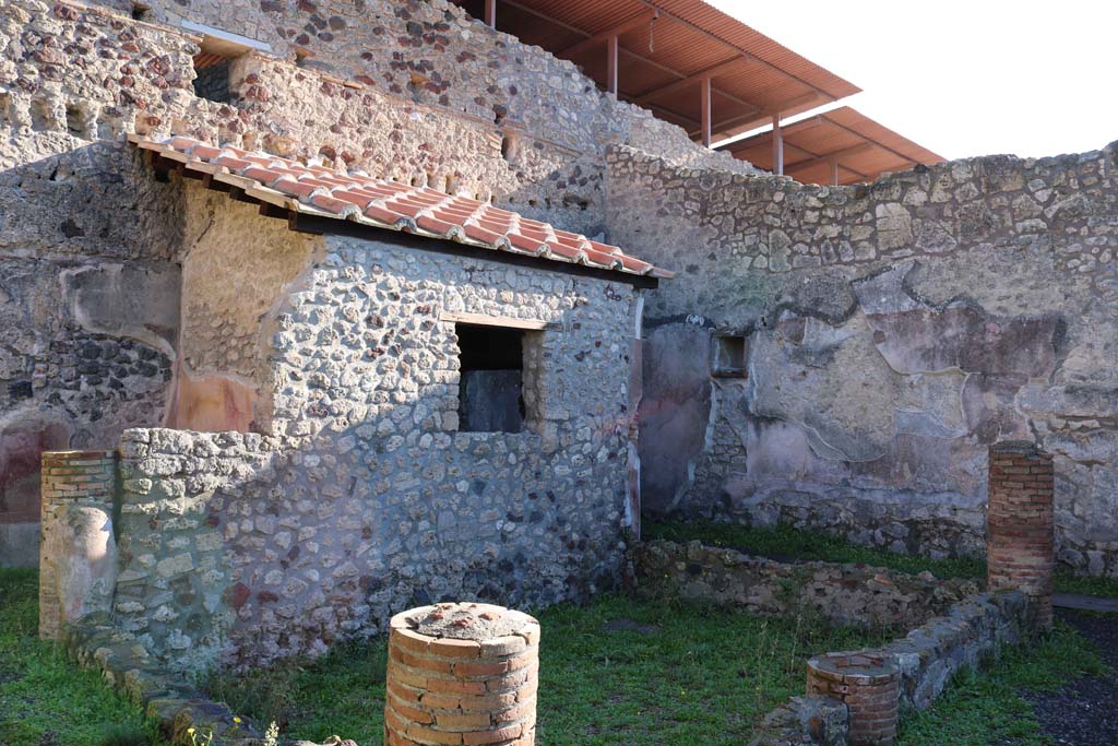 IX.1.12 Pompeii. December 2018.
Looking towards south portico of peristyle, with niche in south wall. Photo courtesy of Aude Durand.