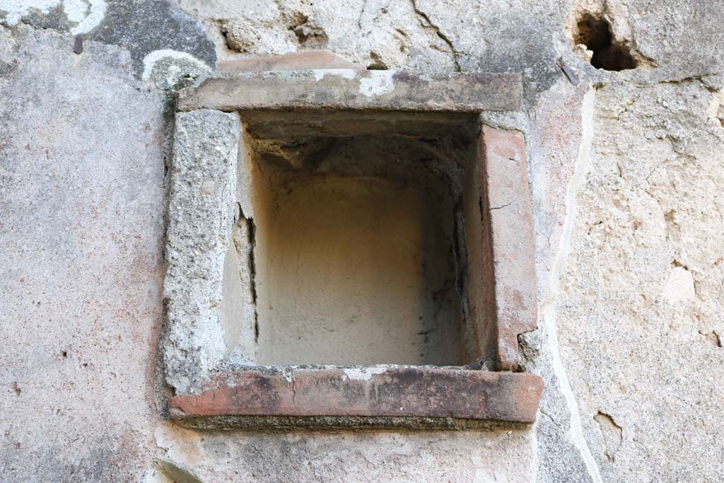 IX.1.12 Pompeii. December 2018. Niche in south wall of portico. Photo courtesy of Aude Durand.