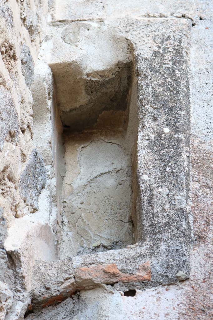 IX.1.12 Pompeii. December 2018.
Recess on east wall above doorway to cubiculum on east side of peristyle. Photo courtesy of Aude Durand.