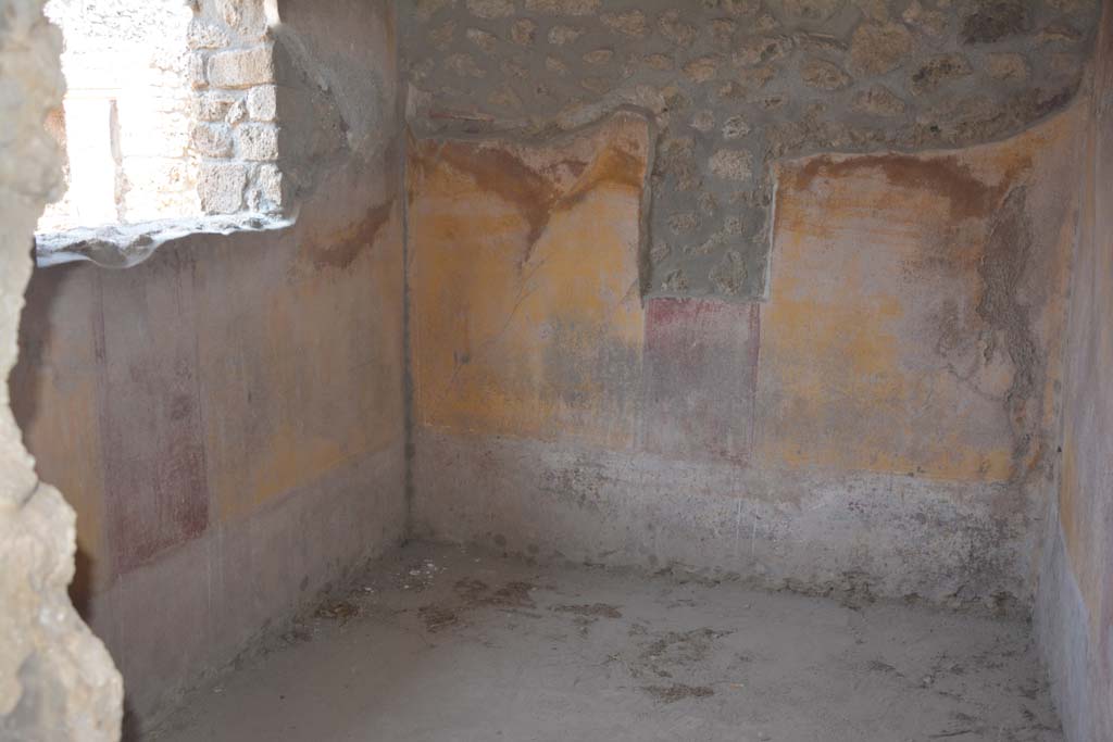 IX.1.12 Pompeii. July 2017. Looking north-west through doorway, with window in west wall.
Foto Annette Haug, ERC Grant 681269 DÉCOR.