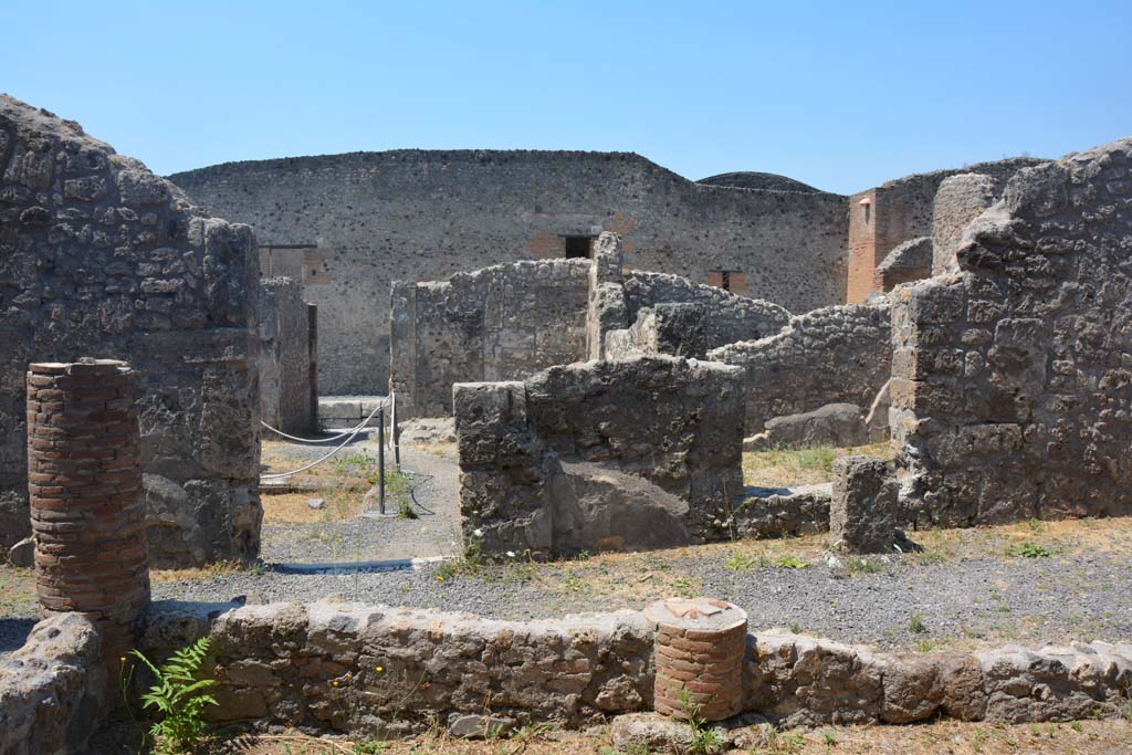 IX.1.12 Pompeii. July 2017. Looking west from peristyle garden, with doorway to atrium and across to entrance corridor, on left.
Foto Annette Haug, ERC Grant 681269 DÉCOR.