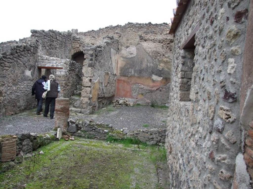 IX.1.12 Pompeii. December 2007. Looking north across peristyle towards exedra/triclinium.
On the west wall of the triclinium, the recess for the couch can be seen.