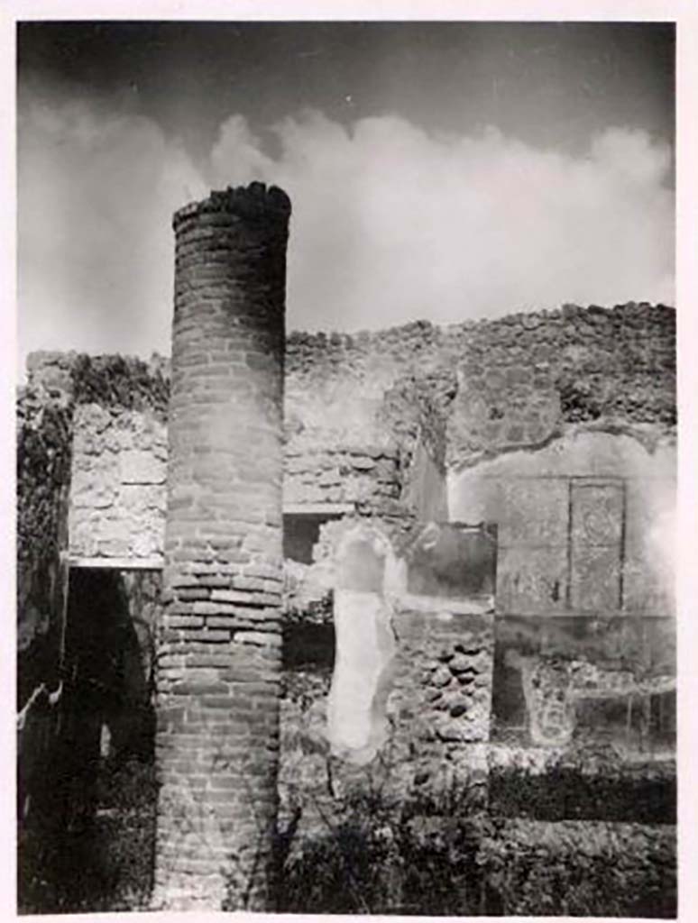 IX.1.12 Pompeii. Pre-1943. Photo by Tatiana Warscher.
Looking towards north wall of exedra/triclinium with remains of painted decoration.
See Warscher, T. Codex Topographicus Pompeianus, IX.1. (1943), Swedish Institute, Rome. (no.51), p. 81.