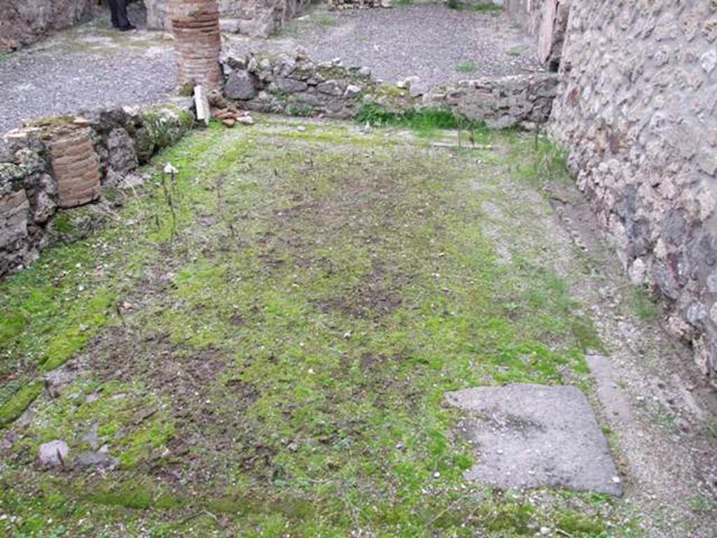 IX.1.12 December 2007. Peristyle garden area.
