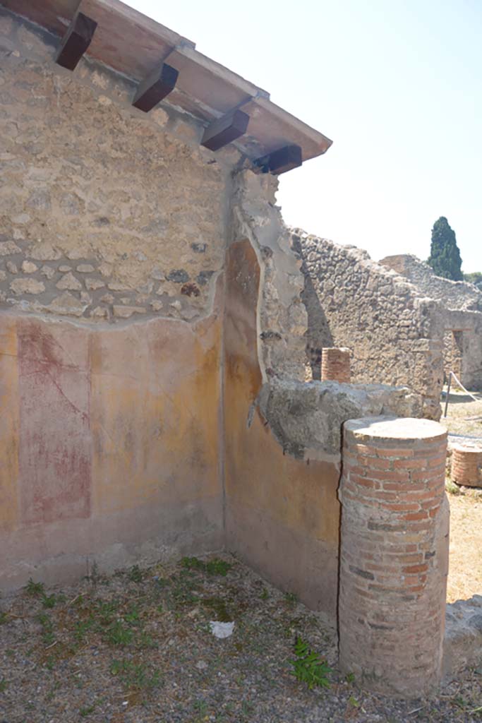 IX.1.12 Pompeii. July 2017.
Looking towards south-west corner with column at doorway to peristyle.
Foto Annette Haug, ERC Grant 681269 DÉCOR.