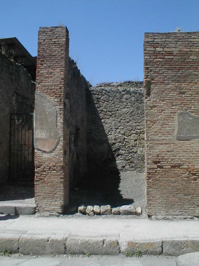 IX.1.23 Pompeii. May 2005. Entrance.
Graffiti found on the left pilaster, between IX.1.22 and IX.1.23 can be seen in IX.1.22
