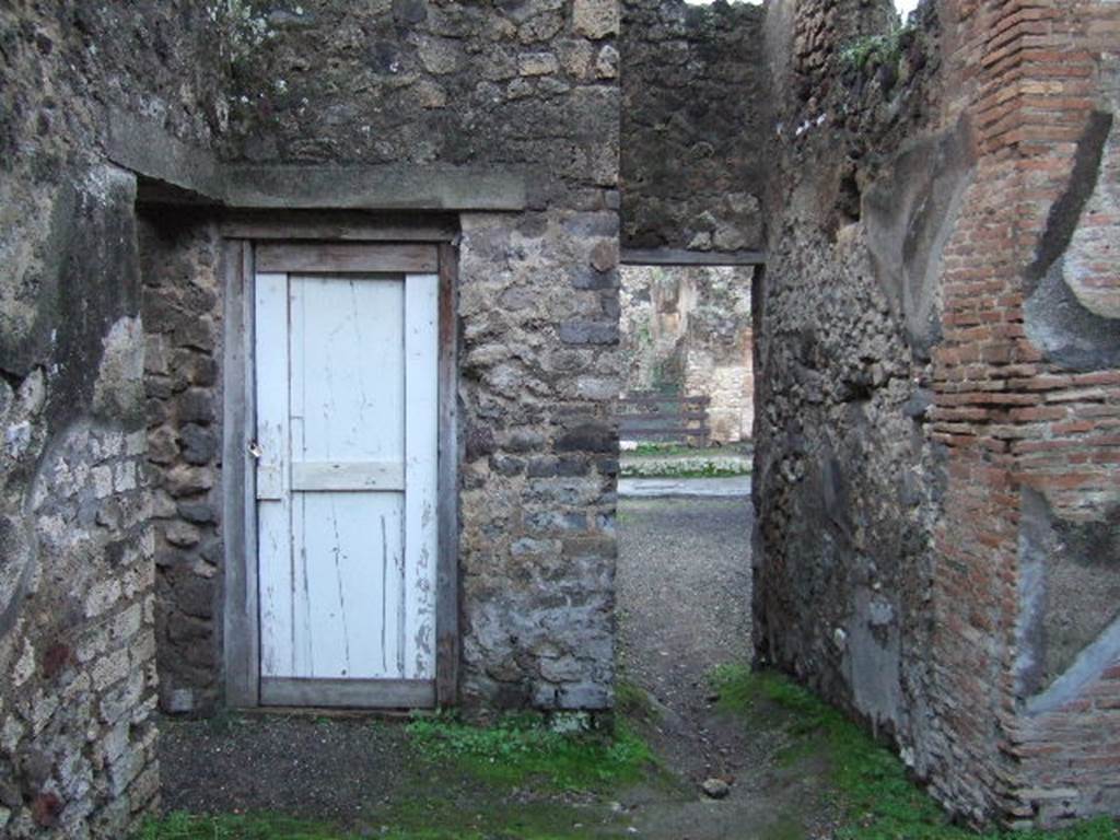 IX.2.5 Pompeii.  December 2005.    Looking west from garden.