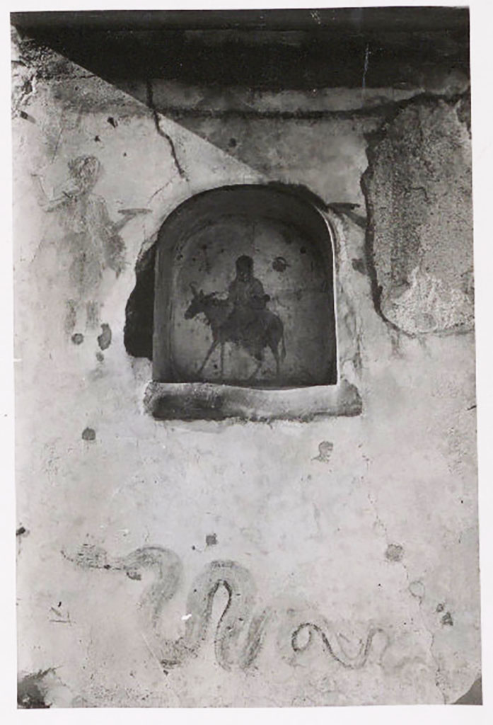 IX.2.24 Pompeii. W.1511. c.1935-1943. West wall of stable, with lararium in niche.
The right-hand Lar seems to have been removed.
Photo by Tatiana Warscher. Photo  Deutsches Archologisches Institut, Abteilung Rom, Arkiv. 
See Warscher, T. Codex Topographicus Pompeianus, IX.2. (1943), Swedish Institute, Rome. (no.125.), p. 216.
