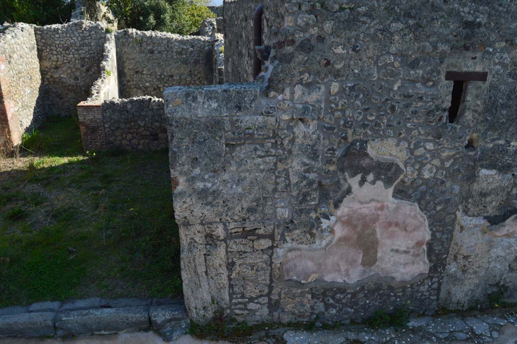 IX.2.25 Pompeii. March 2019. 
Looking south through entrance doorway, on left, across west side of IX.2.25 towards the triclinium room on east side of atrium in IX.2.26.
Foto Taylor Lauritsen, ERC Grant 681269 DCOR.
