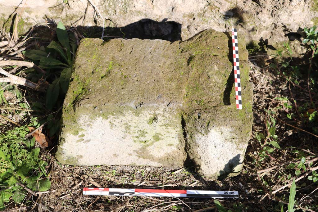 IX.2.25 Pompeii. December 2018. Detail of altar on its side, near east wall. Photo courtesy of Aude Durand.

