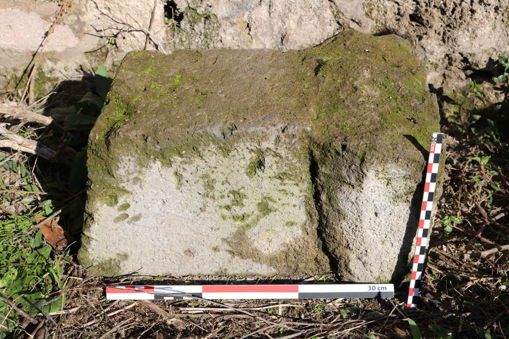 IX.2.25 Pompeii. December 2018. Detail of altar on its side. Photo courtesy of Aude Durand.

