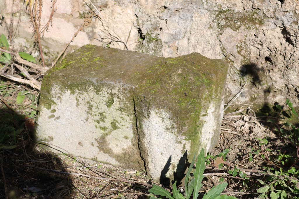 IX.2.25 Pompeii. December 2018. Altar on its side. Photo courtesy of Aude Durand.