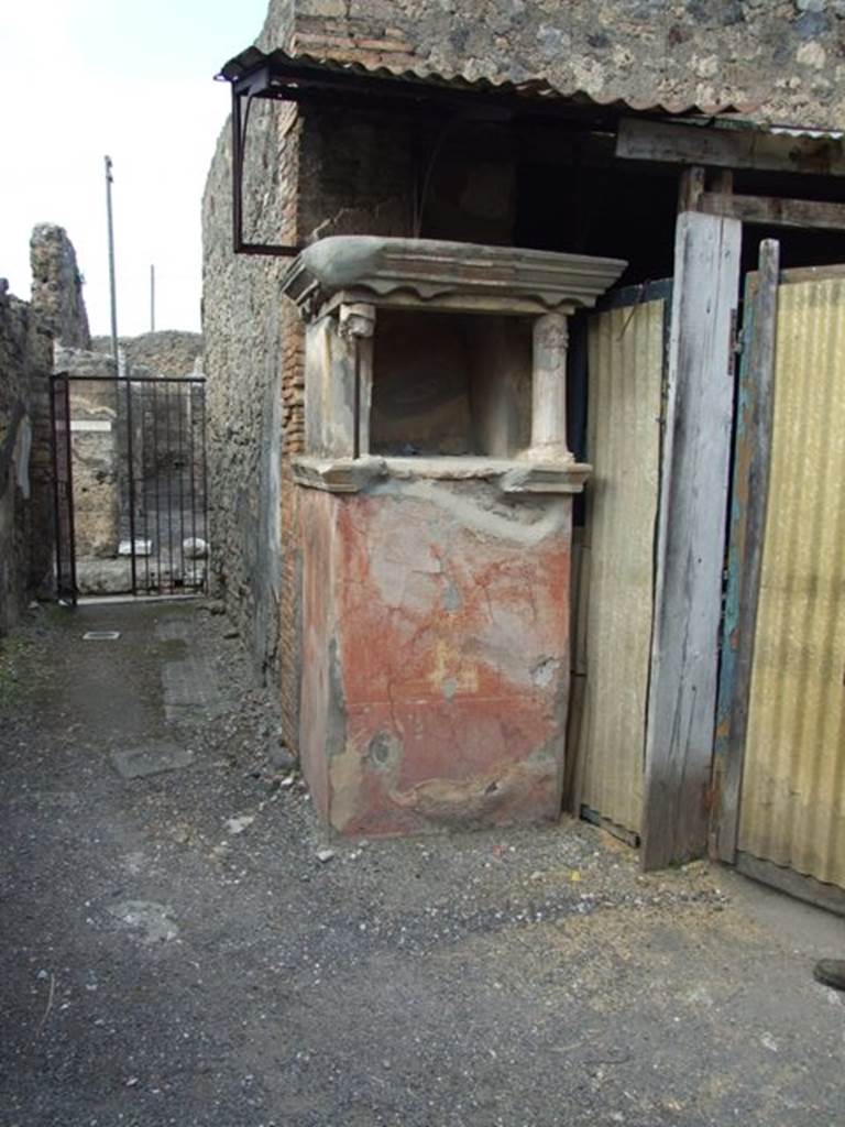 IX.2.26  Pompeii.  March 2009.  Lararium in atrium, on east side of corridor from entrance.