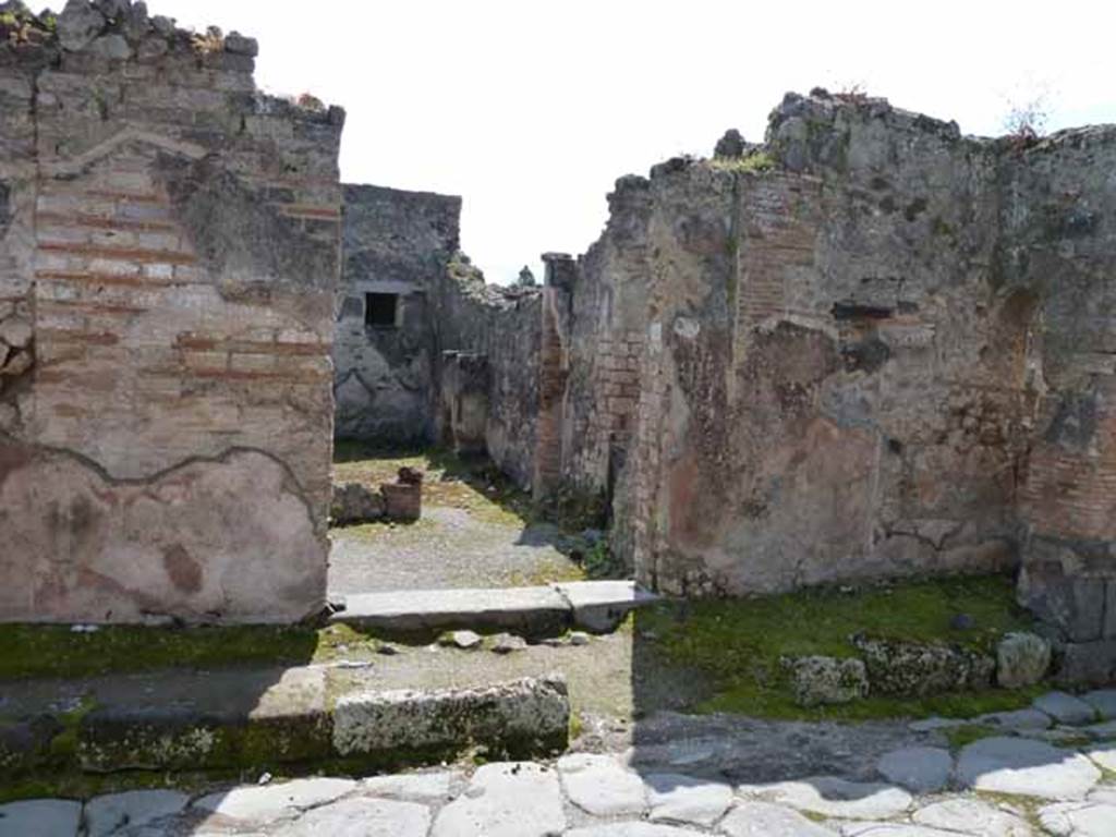 IX.2.27 Pompeii. May 2010. Looking south through entrance.