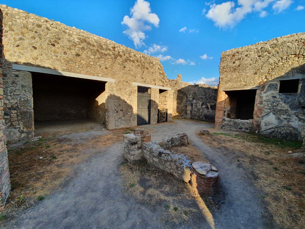 IX.2.27 Pompeii. September 2019. Looking south-east from entrance doorway.
This small house did not have an atrium as such, but opened into a small peristyle.
Foto Annette Haug, ERC Grant 681269 DÉCOR.

