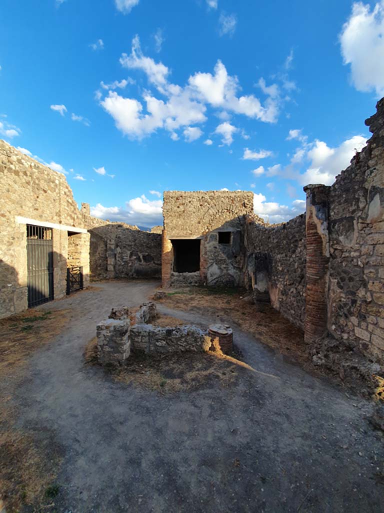 IX.2.27 Pompeii. September 2019. Looking south from entrance doorway.
Foto Annette Haug, ERC Grant 681269 DÉCOR.
