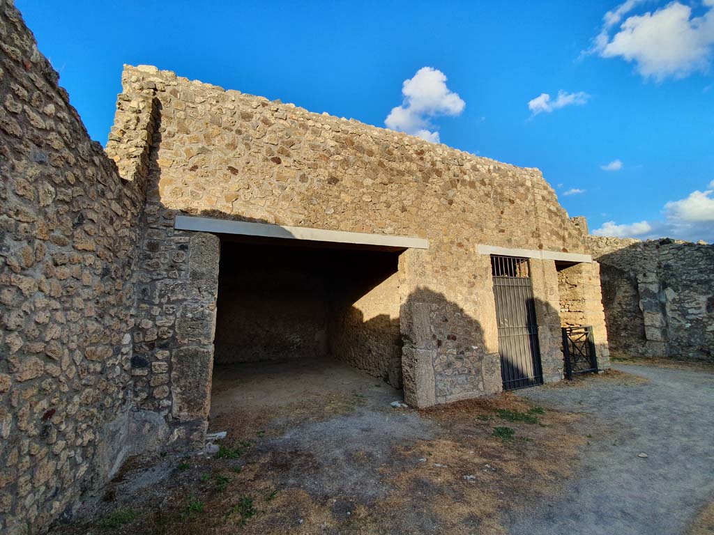 IX.2.27 Pompeii. September 2019. Looking towards triclinium at north end of east side.
Foto Annette Haug, ERC Grant 681269 DÉCOR.
