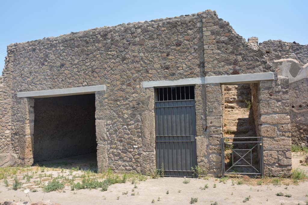 IX.2.27 Pompeii. July 2017. Looking east towards rooms in north-east corner.
Foto Annette Haug, ERC Grant 681269 DÉCOR.

