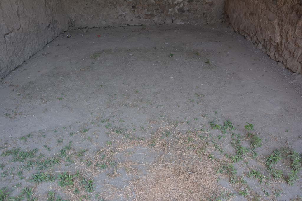 IX.2.27 Pompeii. July 2017. Floor in triclinium on north end of east side, with outline of shape for emblema.
Foto Annette Haug, ERC Grant 681269 DÉCOR.
