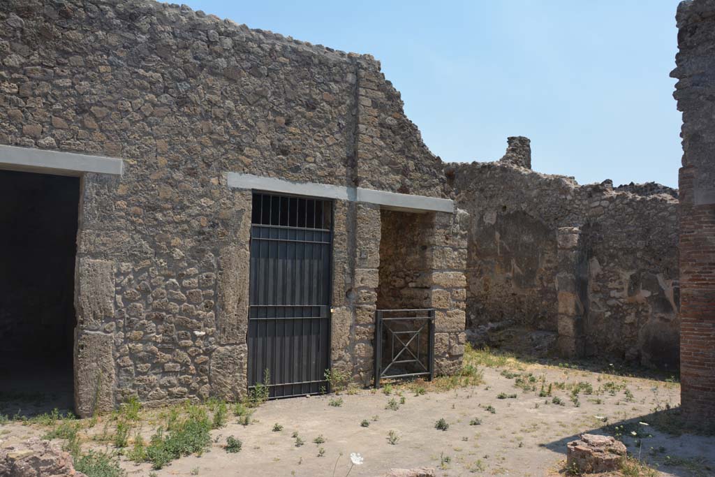 IX.2.27 Pompeii. July 2017. Looking east towards doorways to rooms in south-east corner, the cubiculum is in the centre.
Foto Annette Haug, ERC Grant 681269 DÉCOR.
