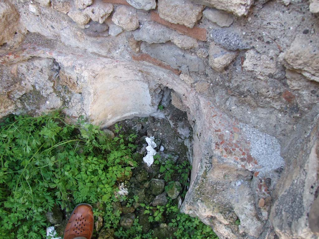 IX.3.2 Pompeii. March 2009. Base of niche on north wall of kitchen, latrine, cella penaria and well or fountain room.