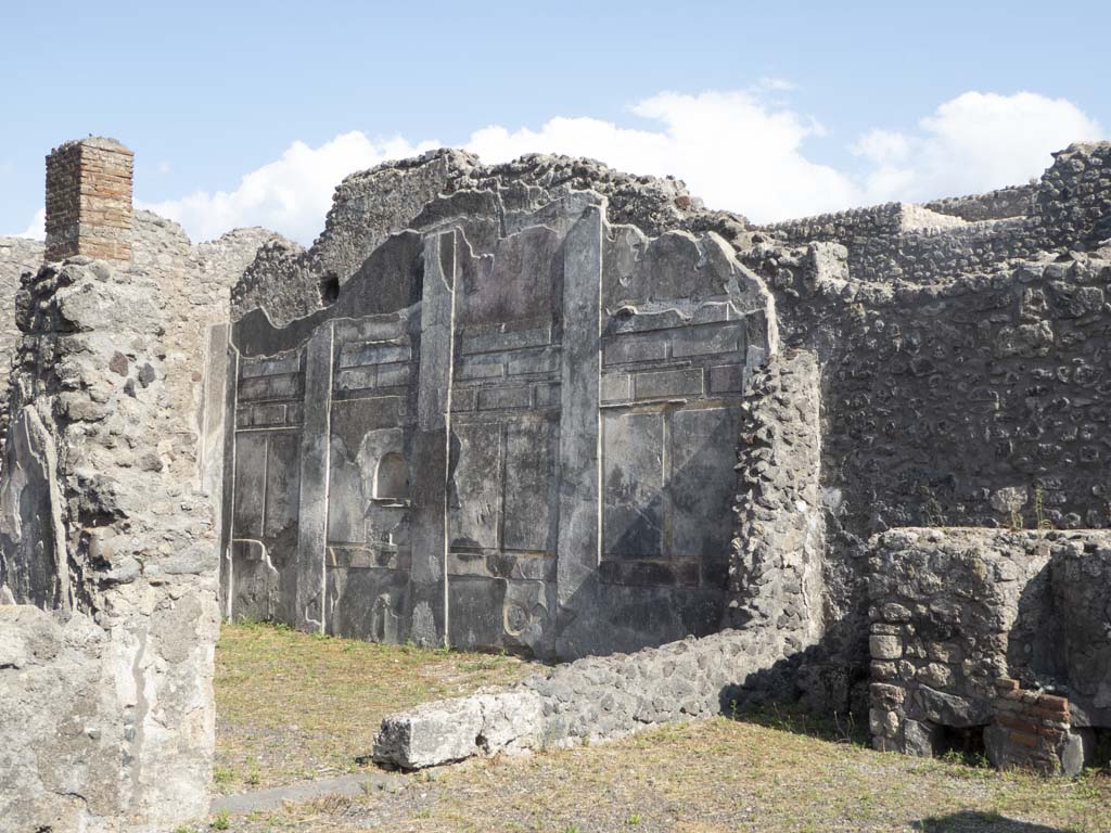 IX.3.2 Pompeii. September 2017. Looking south-east across garden area, with former atrium, on right.
Foto Annette Haug, ERC Grant 681269 DÉCOR.

