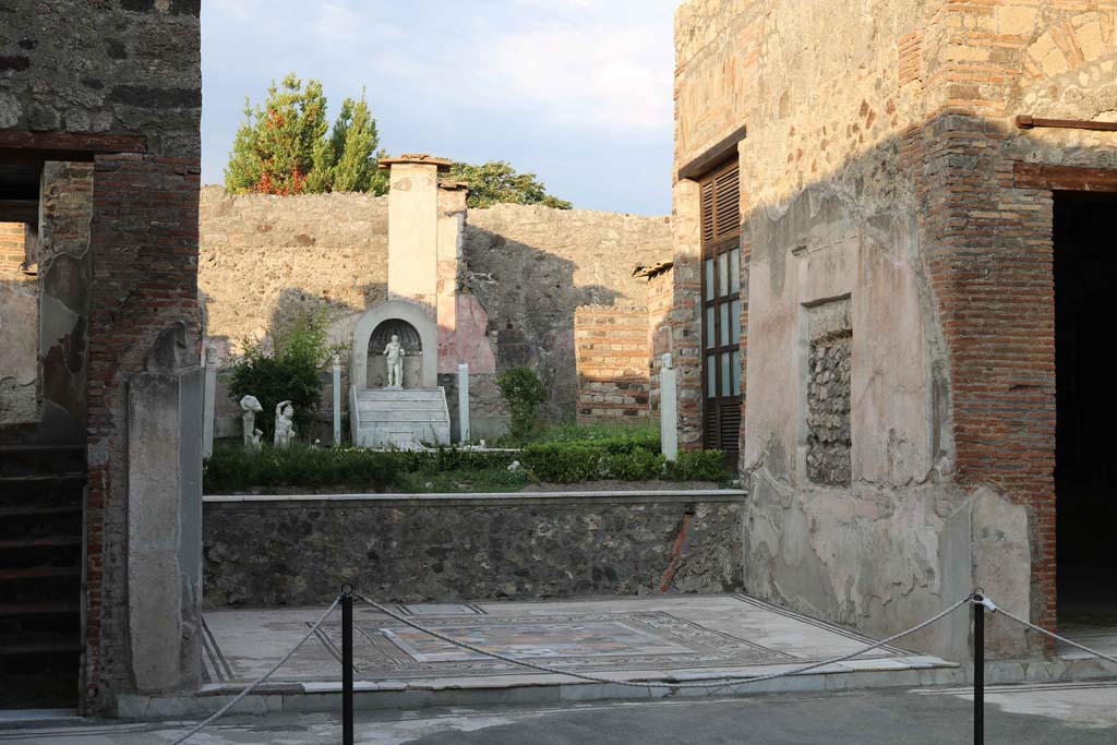 IX.3.5 Pompeii. September 2018. 
Room 12, looking south-east in tablinum towards south wall and raised garden at rear. Photo courtesy of Aude Durand.
