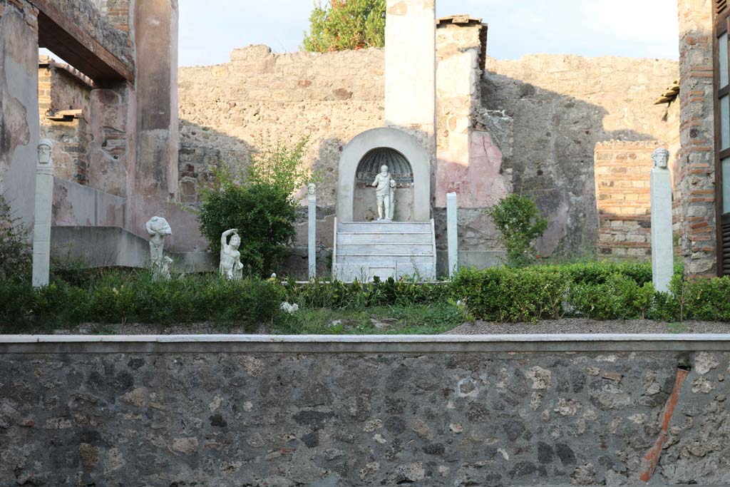 IX.3.5 Pompeii. September 2018. Room 26, looking east towards raised garden from the tablinum. Photo courtesy of Aude Durand.