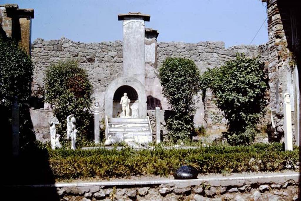 IX.3.5 Pompeii. 1966. Room 26, the garden from the tablinum.  Photo by Stanley A. Jashemski.
Source: The Wilhelmina and Stanley A. Jashemski archive in the University of Maryland Library, Special Collections (See collection page) and made available under the Creative Commons Attribution-Non Commercial License v.4. See Licence and use details.
J66f0282

