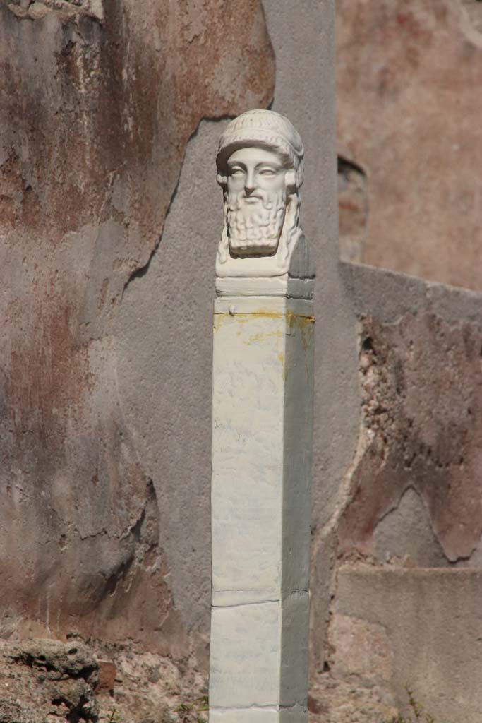 IX.3.5 Pompeii. September 2017. Looking east across garden towards statuette of Herm.
Photo courtesy of Klaus Heese.
