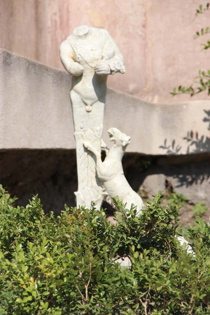 IX.3.5 Pompeii. September 2017. Looking east across garden towards statuette. 
Photo courtesy of Klaus Heese.
