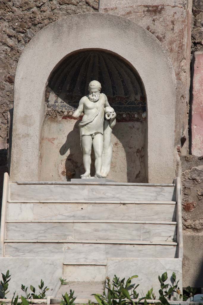 IX.3.5 Pompeii. September 2017. Looking east across garden towards aedicula with statuette of Silenus. 
Photo courtesy of Klaus Heese.
