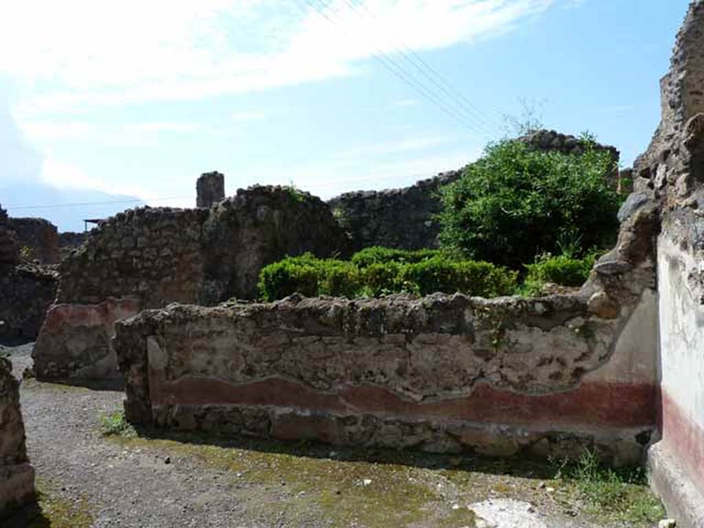 IX.3.12 Pompeii. May 2010. West wall of triclinium in north-east corner.