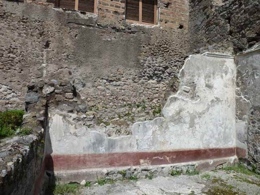 IX.3.12 Pompeii. May 2010. Remains of painted north wall of triclinium.