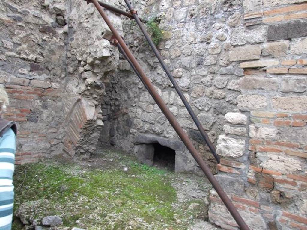 IX.3.20.  Bakery.  December 2007.  Room 2.  Remains of the oven.