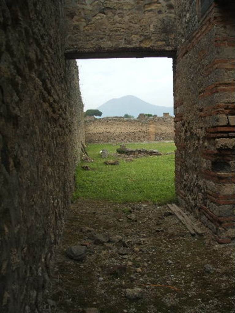 IX.4.10 Pompeii. May 2005. Looking north along corridor to palaestra “d”.

