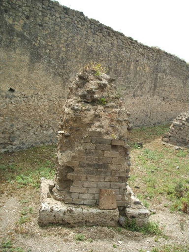 IX.4.15 Pompeii. May 2005. South-east corner of baths complex area "t", from doorway.
According to Mau,
“Another large pilaster (1,50 x 1,20) was in the SE corner; it being built of grey tufa cut to look like masonry bricks – construction  that in these baths was not found anymore - so it would seem possible that it might be the remains of an older buildings; as one recognises with great certainty the opening of a cistern, conserved between this pillar and the corner of the caldarium ["s"]”.  See BdI, 1878, (p253 of pages 251- 254) 
