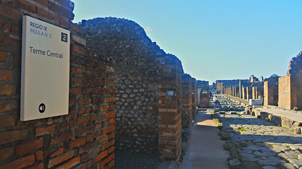 IX.4.18 Pompeii. December 2019. Looking west along Via di Nola, from entrance doorway. Photo courtesy of Giuseppe Ciaramella.