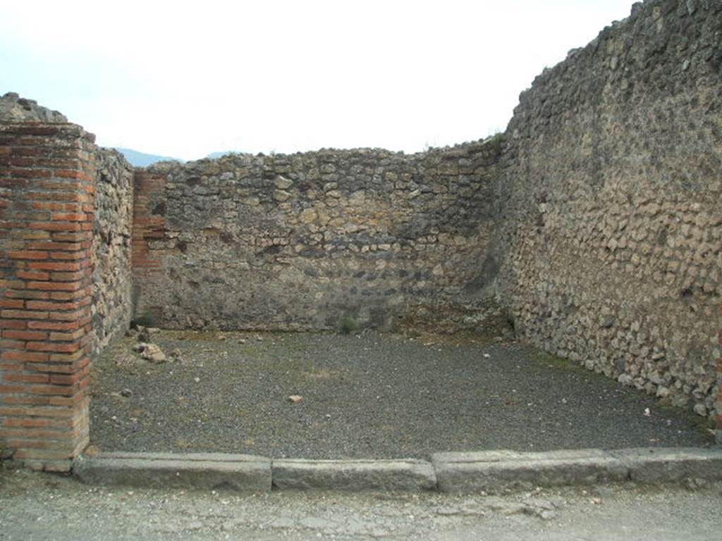 IX.4.19 Pompeii. May 2005. Entrance, looking south from Via di Nola.