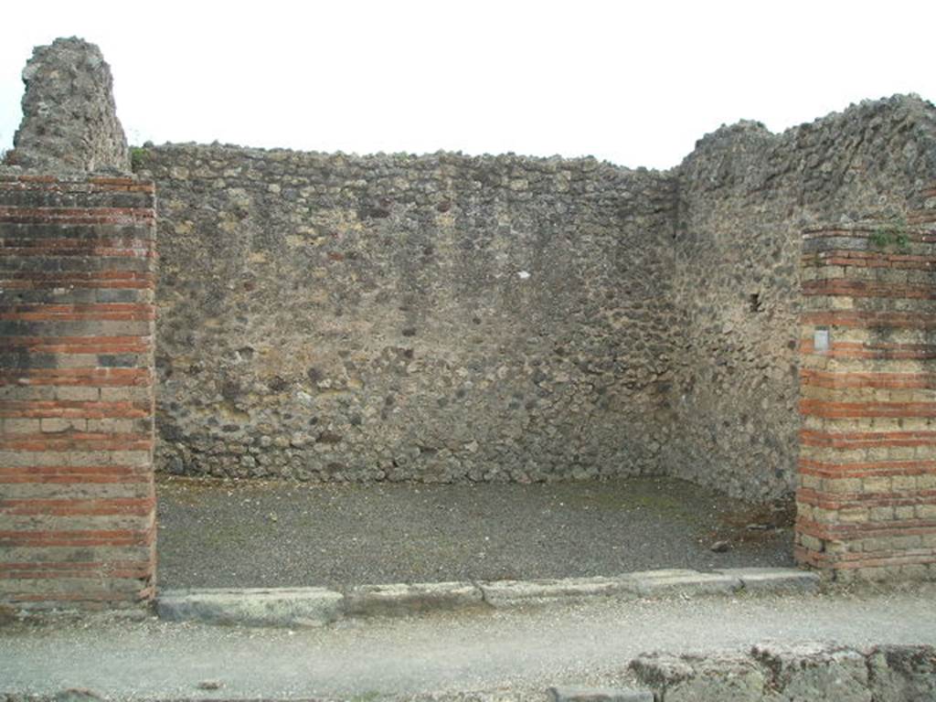 IX.4.20 Pompeii. May 2005. Entrance, looking south.