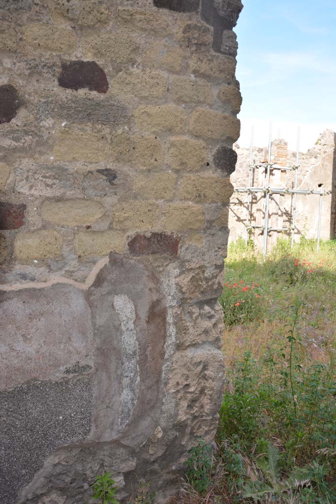 IX.5.2 Pompeii. May 2017. Corridor m, east wall at south end, leading onto peristyle p.
Foto Christian Beck, ERC Grant 681269 DCOR.
