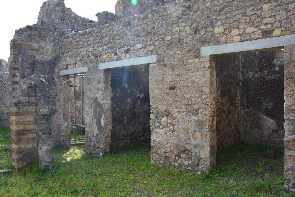 IX.5.2 Pompeii. March 2017. Peristyle p, west side, with doorways to rooms w, r (in centre), and q, on right.
Foto Christian Beck, ERC Grant 681269 DCOR.

