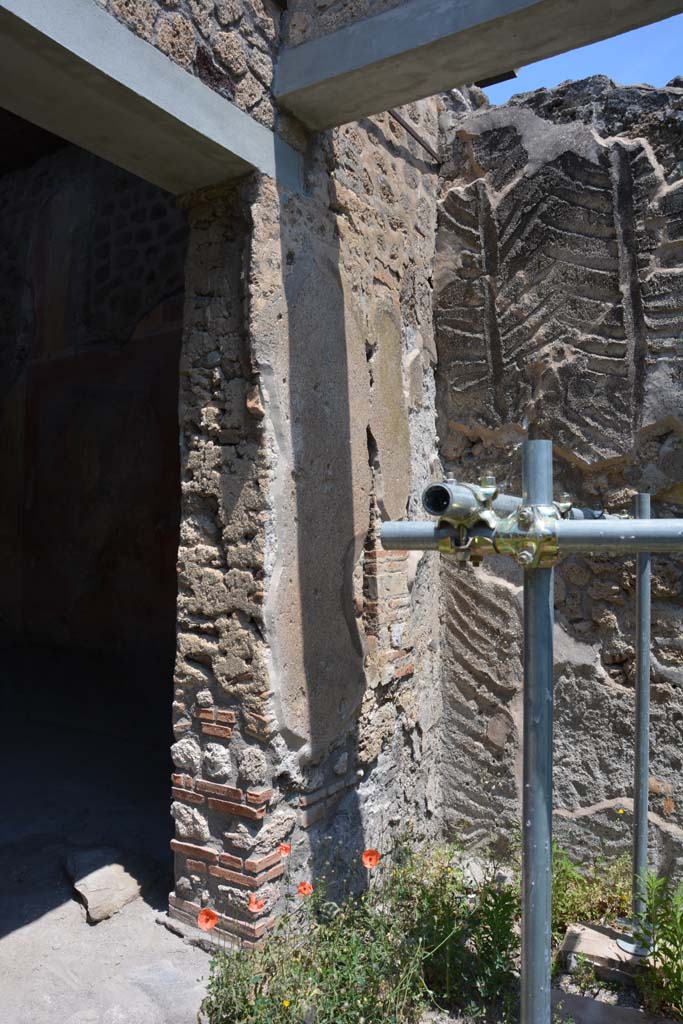 IX.5.2 Pompeii. May 2017. Peristyle p, north-east corner, with doorway to room u, on left.
Foto Christian Beck, ERC Grant 681269 DCOR.

