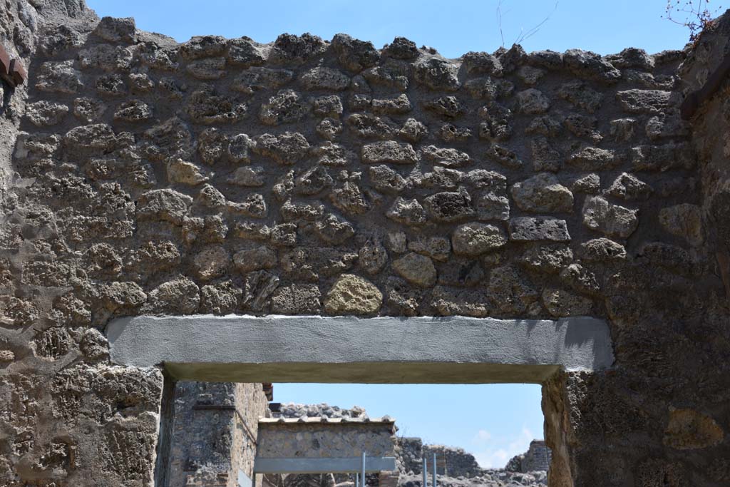 IX.5.2 Pompeii. May 2017. Room q, upper east wall above doorway to peristyle p.
Foto Christian Beck, ERC Grant 681269 DCOR.

