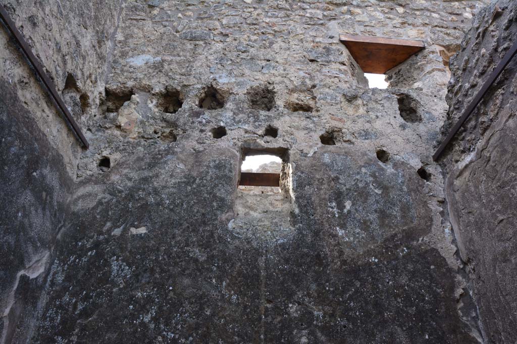 IX.5.2 Pompeii. March 2017. 
Room r, looking towards the upper west wall with window onto Vicolo di Tesmo, and support beam holes for an upper floor. 
Foto Christian Beck, ERC Grant 681269 DCOR.
