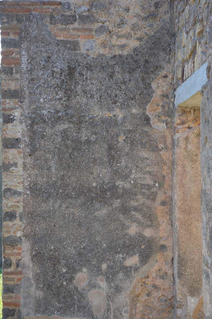 IX.5.2 Pompeii. May 2017. Peristyle p, looking south to wall on east side of doorway to room w.
Foto Christian Beck, ERC Grant 681269 DCOR.
